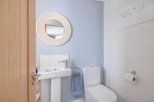 Luxury Lodge with Hot Tub in Windsor Marina - By Tempstay, Windsor (photo 7)