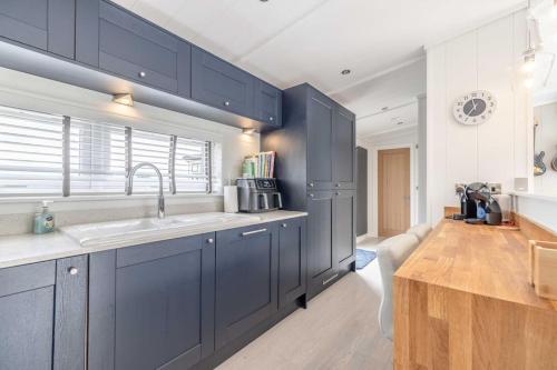 Luxury Lodge with Hot Tub in Windsor Marina - By Tempstay, Windsor (photo 8)