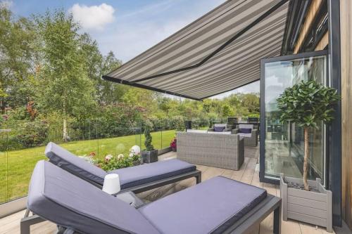 Luxury Lodge with Hot Tub in Windsor Marina - By Tempstay, Windsor (photo 10)