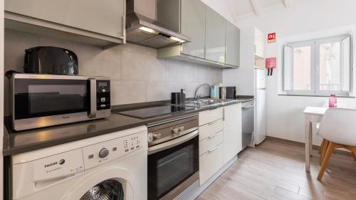 廚房, Cozy Retreat with Patio Near Sintra by LovelyStay in 柯拉瑞斯