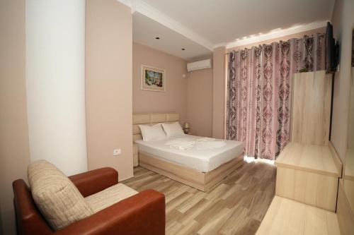 Double Room with Balcony and Sea View image 4