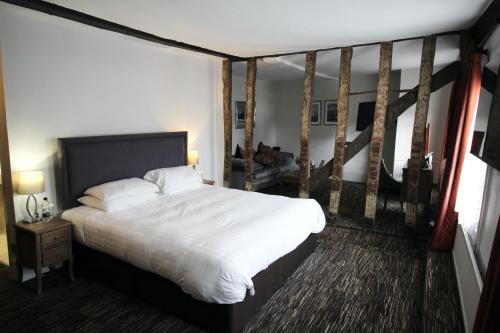 Saracens Head Hotel - Tap to explore photos