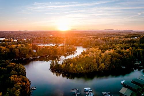 Halesford Harbour Resort - Smith Mountain Lake in Moneta, USA