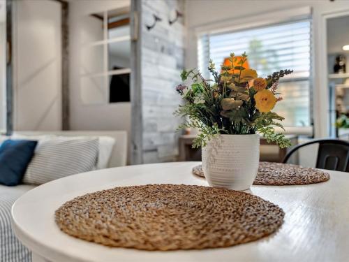 Quiet Corner Suite Heated Pool & 2 mins 2 beach