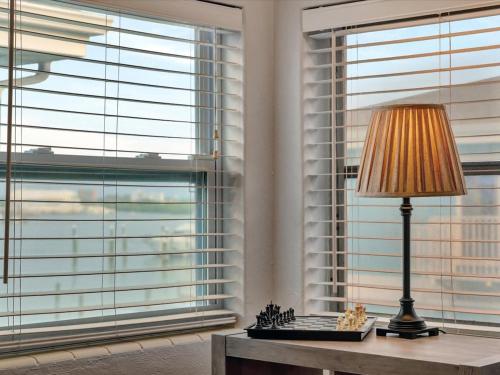 Quiet Corner Suite Heated Pool & 2 mins 2 beach