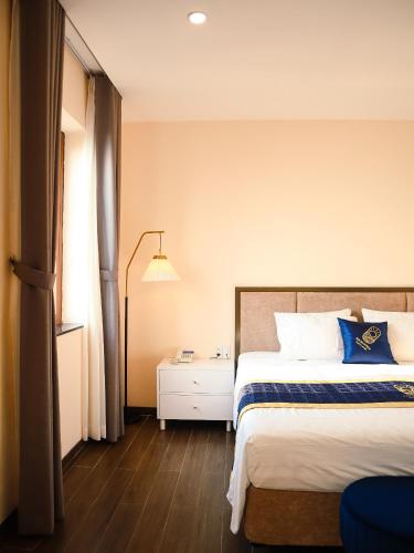 Deluxe Double Room with Balcony and Sea View image 10