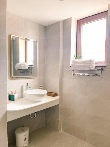 Deluxe Twin Room image 3