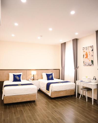 Deluxe Twin Room image 1