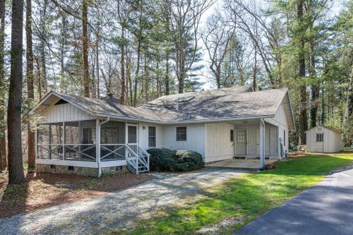 Bears` Lodge at Bonclarken in Flat Rock, USA