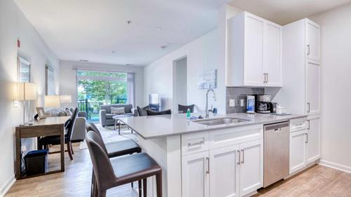 مطبخ, Luxury Modern Apt with Patio in ليكسنجتون