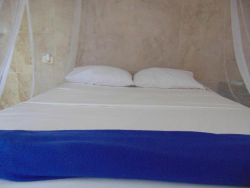 1 double bed, 1 twin bed