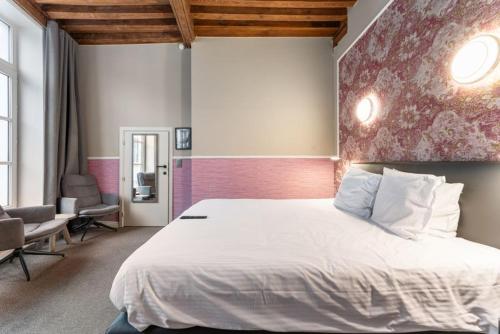 Large Double Room image 10