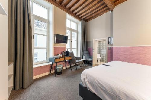 Large Double Room image 8