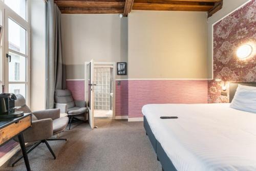Large Double Room image 9