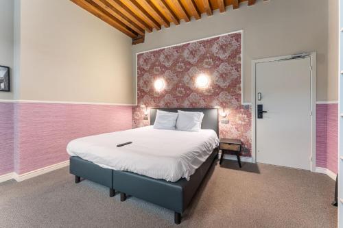 Large Double Room image 7