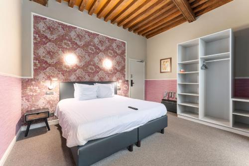 Large Double Room image 5