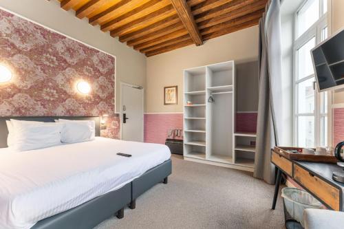 Large Double Room image 6