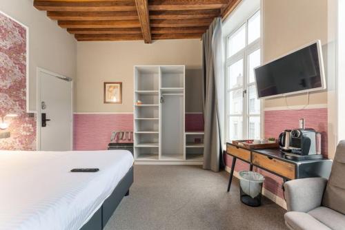 Large Double Room image 4