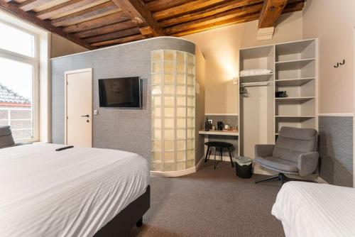 Superior Triple Room image 8