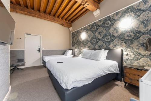 Superior Triple Room image 5