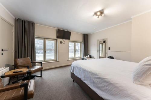 Superior King Room image 10