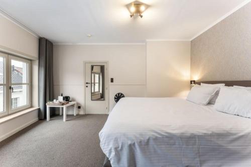 Superior King Room image 9