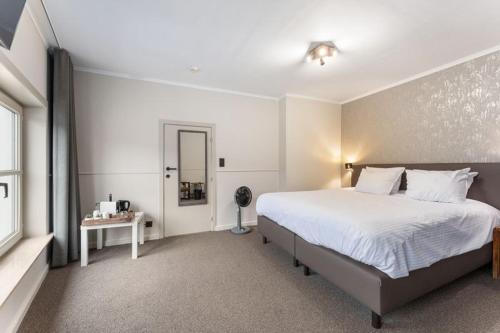 Superior King Room image 8
