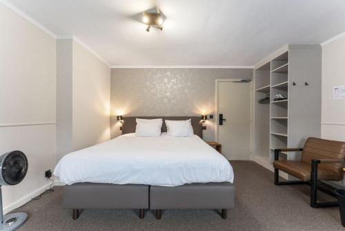 Superior King Room image 6