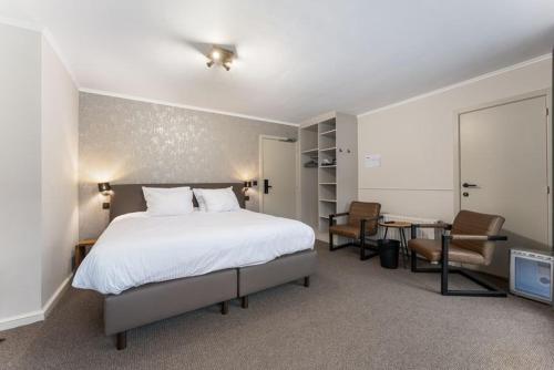Superior King Room image 5