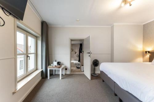Superior King Room image 3