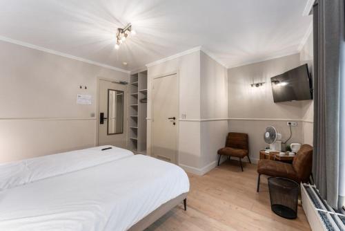Budget Double Room image 8