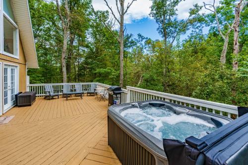 Pezsgőfürdő, Hot Tub, Fire Pit, Deck, Grill, WiFi, Dog-Friendly in Inwood (WV)