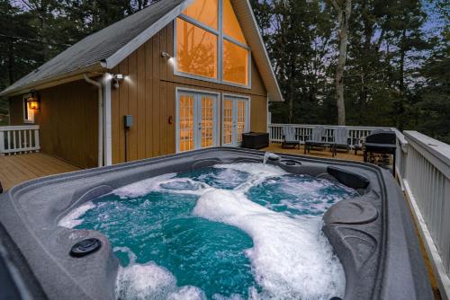 Pezsgőfürdő, Hot Tub, Fire Pit, Deck, Grill, WiFi, Dog-Friendly in Inwood (WV)