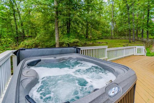 Pezsgőfürdő, Hot Tub, Fire Pit, Deck, Grill, WiFi, Dog-Friendly in Inwood (WV)