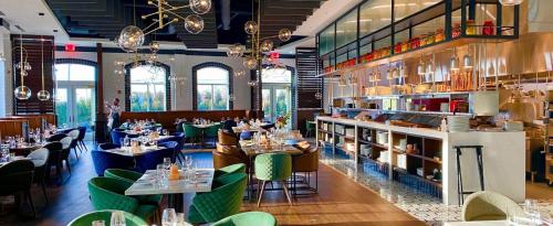 餐廳, Chateau Grande Hotel in 東布倫斯威克 (NJ)