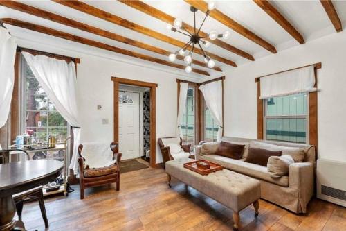 Twin Pines Hideaway BBQ, Fire-pit, Location! in Big Bear Lake, USA