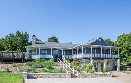 Large patio and hot tub near wine country in Fredericksburg, USA