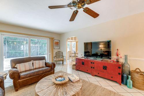 Modern Venice Home with Lanai 1mi to Prvt Beach - image 2