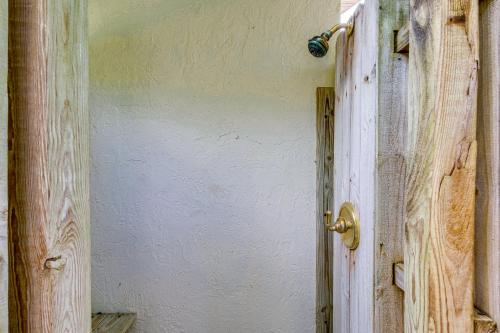 Modern Venice Home with Lanai 1mi to Prvt Beach - image 6