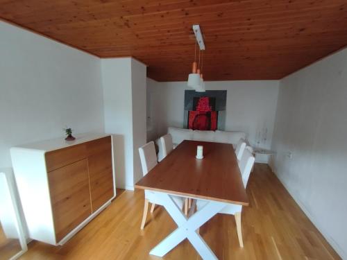 Iekārtas, Landkate im Dorfkern in Struxdorf