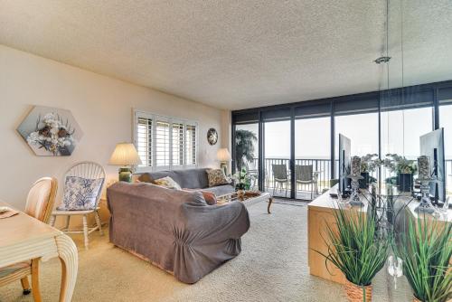 Beachfront Clearwater Condo with Pool and Hot Tub in Clearwater Beach, USA