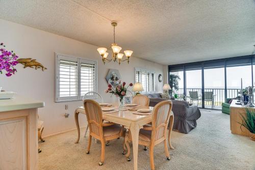 Beachfront Clearwater Condo with Pool and Hot Tub in Clearwater Beach, USA