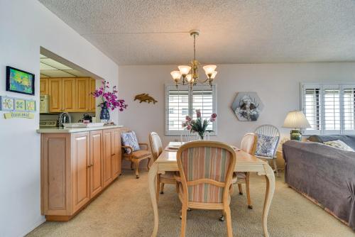 Beachfront Clearwater Condo with Pool and Hot Tub in Clearwater Beach, USA