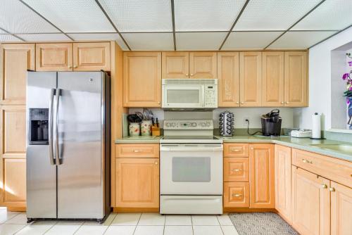 Beachfront Clearwater Condo with Pool and Hot Tub in Clearwater Beach, USA
