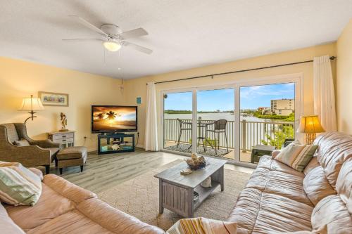 Gulf Views Pool Walk to Beach Family Friendly in Clearwater Beach, USA