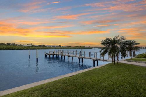 Gulf Views Pool Walk to Beach Family Friendly in Clearwater Beach, USA