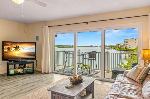 Gulf Views Pool Walk to Beach Family Friendly in Clearwater Beach, USA
