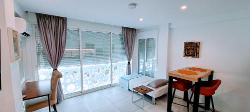 One-Bedroom Apartment with View image 1