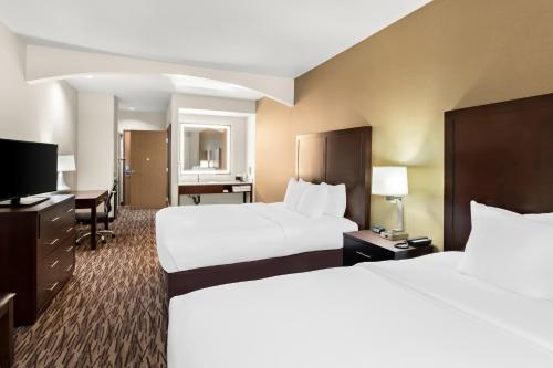 Queen Suite with Two Queen Beds image 4