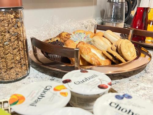 Food and beverages, 3BR Executive Stay 15 Min to ATL Airport Fast Wi-Fi Free Parking in Collier Heights